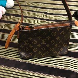 Small purse Luis Vuitton made in France.